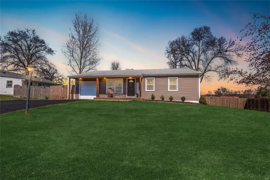 1005 Dauphine LN, Manchester, MO 63011