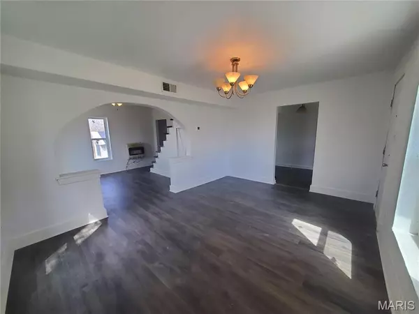 Houston, MO 65483,401 N Oak Hill DR