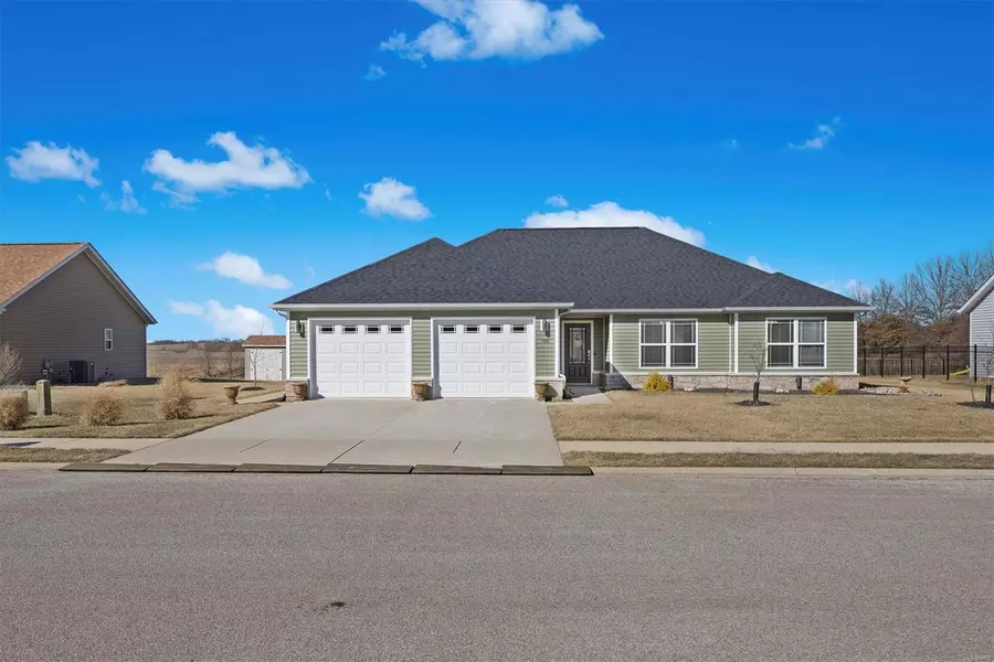 100 Crescent View LN, Highland, IL 62249
