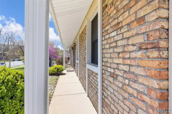 1101 Olde Coventry DR, St Charles, MO 63301