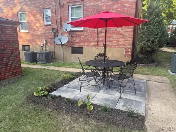 St Louis, MO 63109,5872 Sunshine DR #110