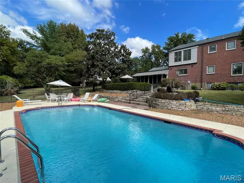 31 Berkshire DR, St Louis, MO 63117