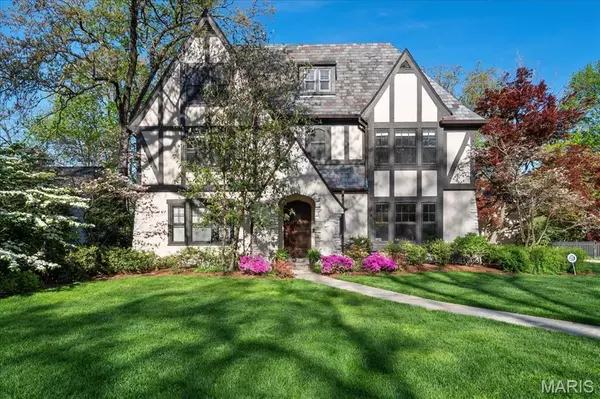 453 Yorkshire PL, St Louis, MO 63119