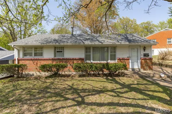 8907 Spur LN, St Louis, MO 63121