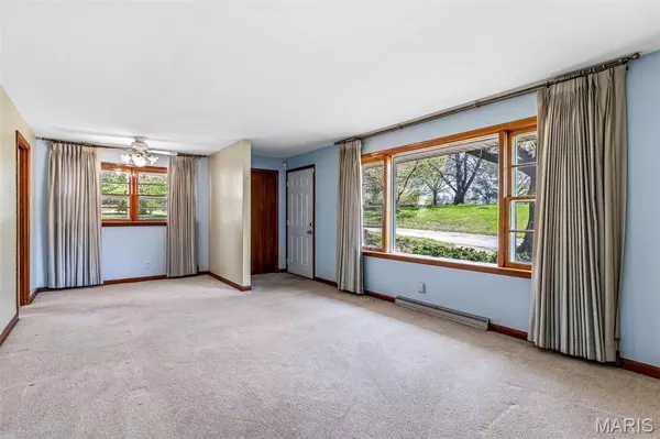 St Louis, MO 63121,8907 Spur LN