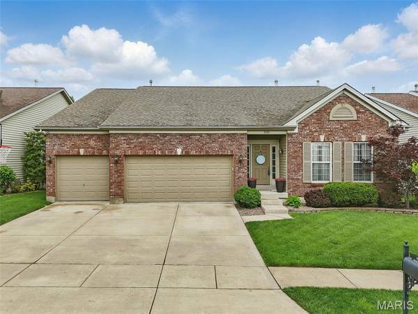 515 Country Chase DR, Lake St Louis, MO 63367