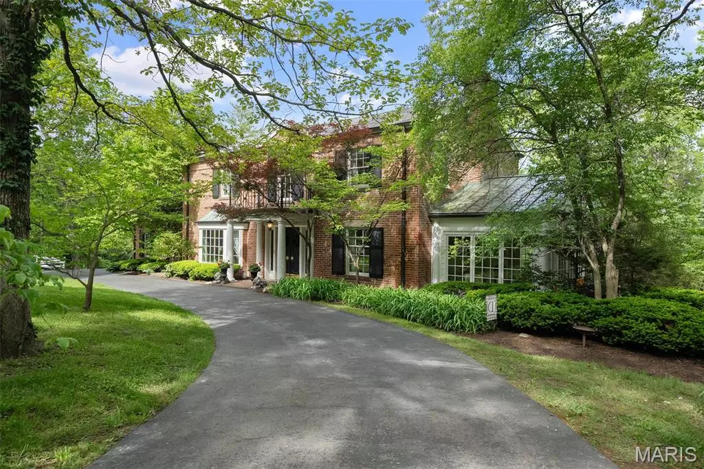 Ladue, MO 63124,1 Oakleigh LN