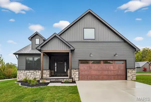 909 Half Moon LN, Caseyville, IL 62232