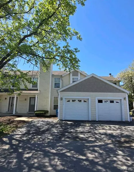 352 Sturbridge Village DR, Hazelwood, MO 63042
