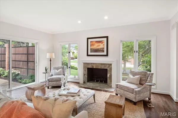 St Louis, MO 63105,139 N Central AVE #P