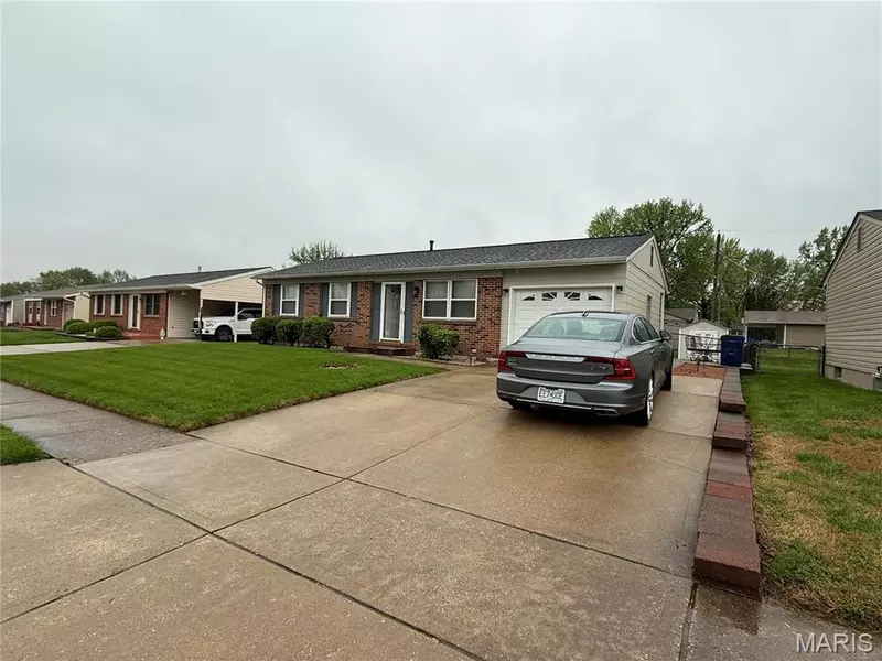 3251 Ipswich LN, St Charles, MO 63301
