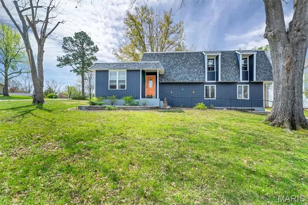 1 Picardy DR, Lake St Louis, MO 63367