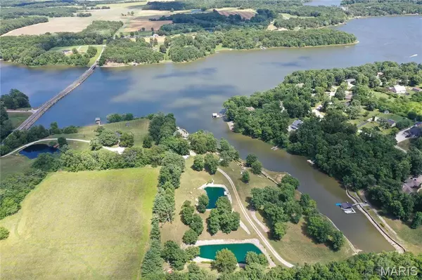 1 Fox Hollow DR, Hillsboro, IL 62049