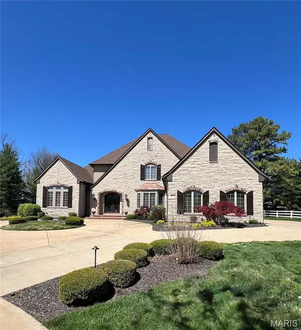 18231 Canyon Forest CT, Chesterfield, MO 63005