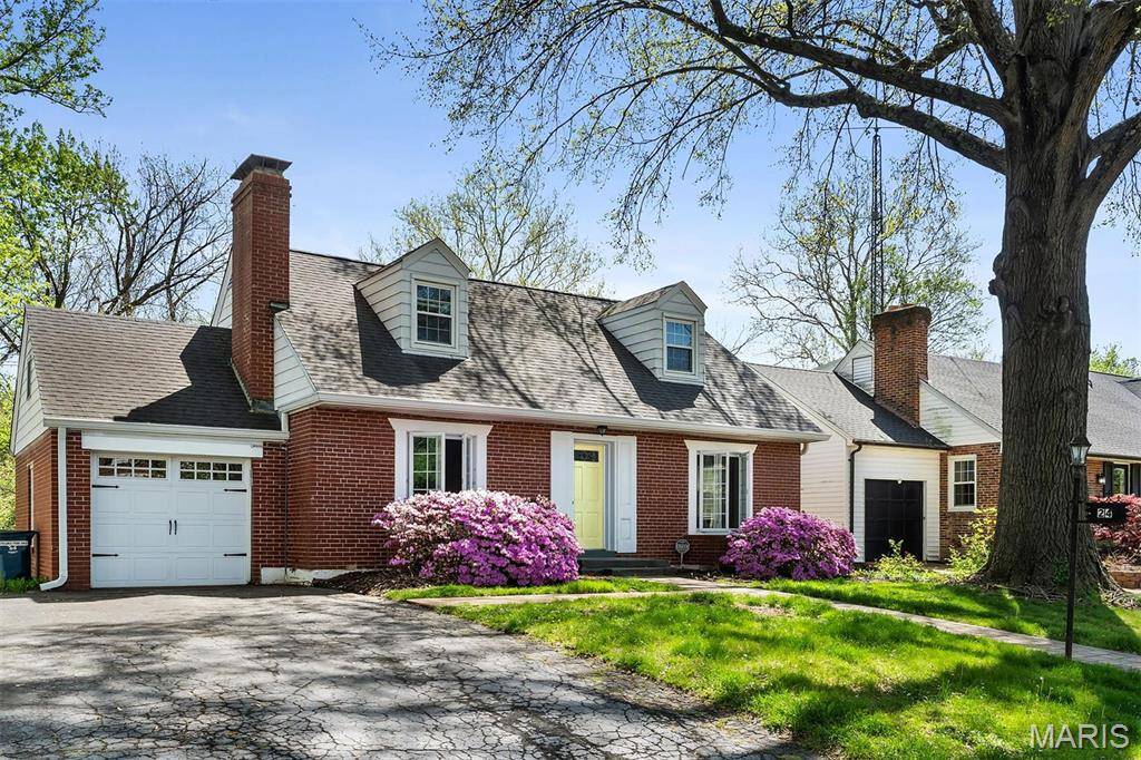 24 Magnolia DR, Ladue, MO 63124