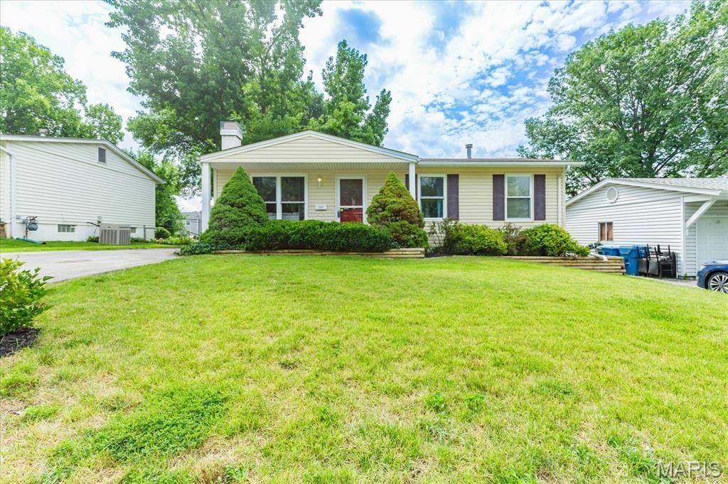 5407 Ville Rosa LN, Hazelwood, MO 63042