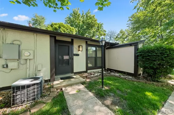 11151 Whispering Oaks DR, St Louis, MO 63136