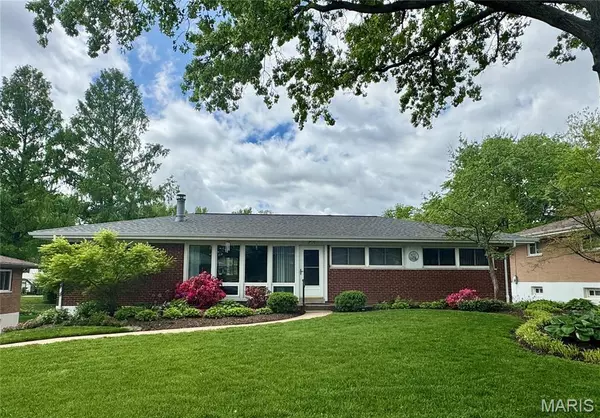 St Louis, MO 63126,8813 Red Oak DR