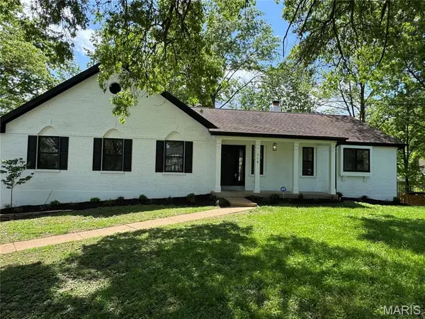 718 Fox Briar LN, Ballwin, MO 63021