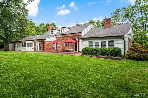 Ladue, MO 63124,7 Robin Hill LN