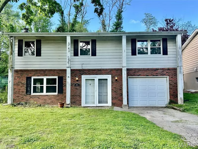 860 Chouteau AVE, Godfrey, IL 62035