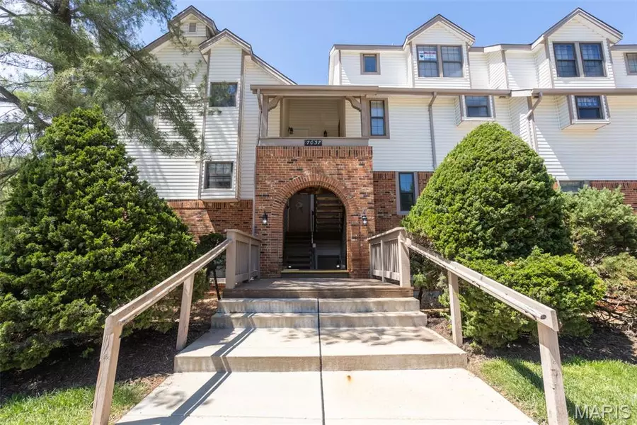 7037 Green Tee CT #F, St Louis, MO 63129