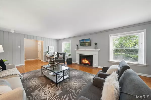 St Louis, MO 63117,9063 Monmouth DR