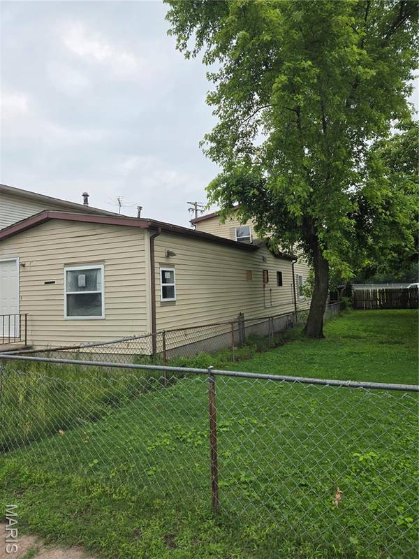 305 Meredocia ST, Madison, IL 62060