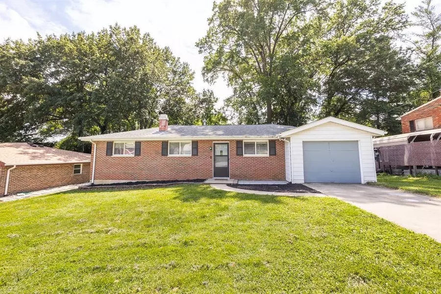 31 Gerri Ann DR, Belleville, IL 62220