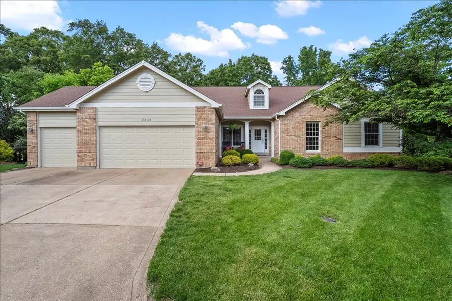 2202 Edge Wood Manor LN, Wildwood, MO 63011