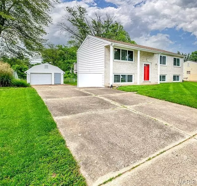 11959 Green Cove LN, Maryland Heights, MO 63043