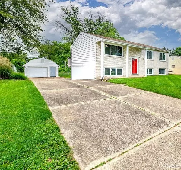 11959 Green Cove LN, Maryland Heights, MO 63043
