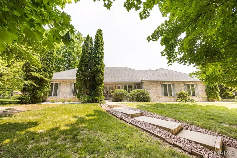 105 Pineywoods DR, Swansea, IL 62226