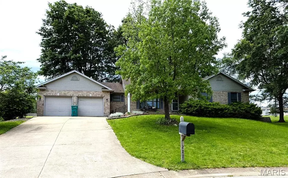 227 Robin CT, Bourbon, MO 65441