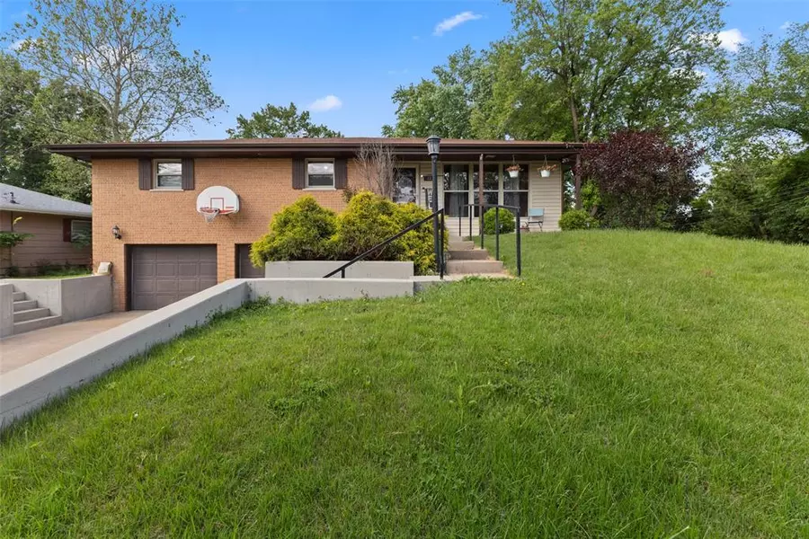 121 Pamela DR, Belleville, IL 62223