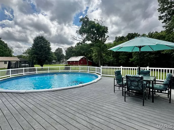 Hillsboro, IL 62049,306 Lakewood DR