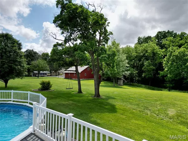 Hillsboro, IL 62049,306 Lakewood DR