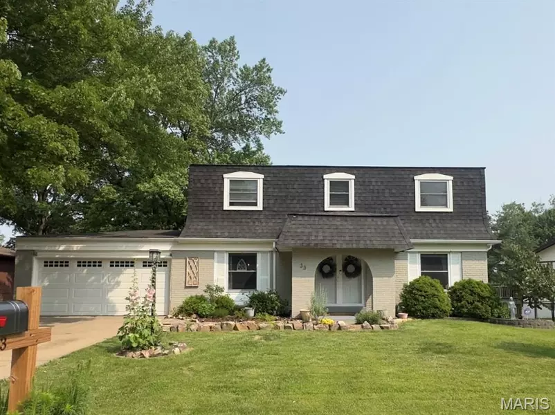 33 Newberry DR, St Peters, MO 63376