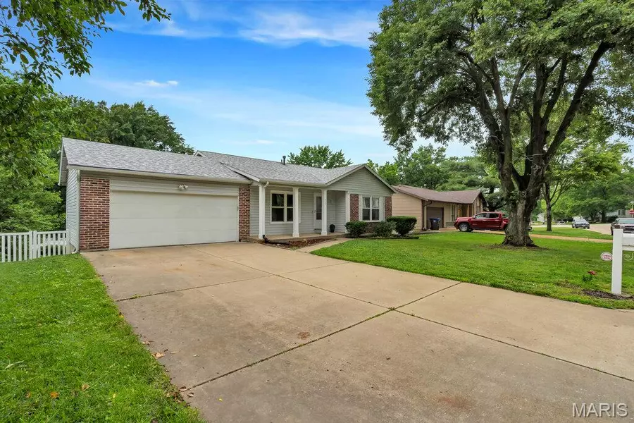 935 Summer Leaf DR, St Peters, MO 63376