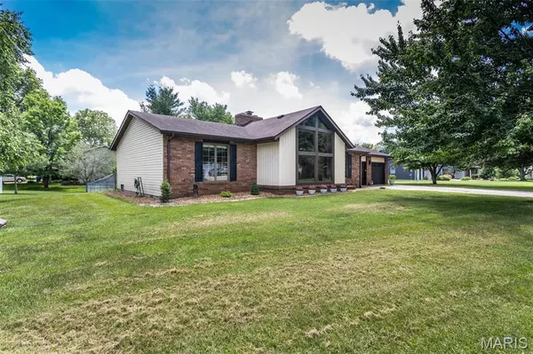 112 Cross Creek DR, Bethalto, IL 62010