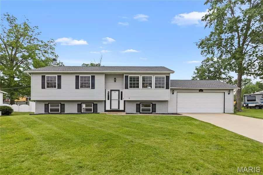 1113 Enos LN, Godfrey, IL 62035