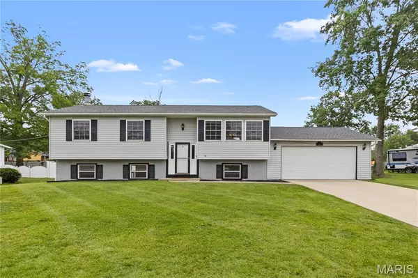 1113 Enos LN, Godfrey, IL 62035
