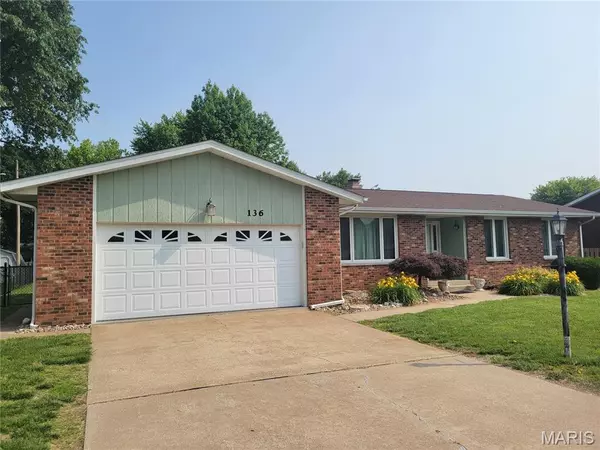 136 Sundown DR, Wood River, IL 62095