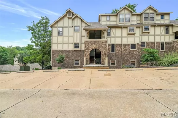 2303 Yosemite Park CT #E, Maryland Heights, MO 63043