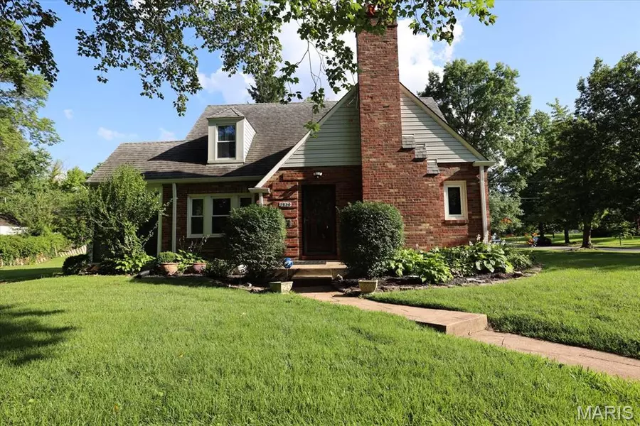 7530 Forest View DR, Pasadena Park, MO 63121