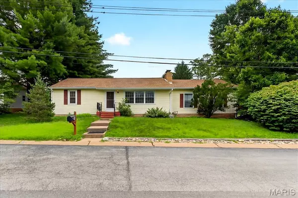 2138 Oak DR, St Louis, MO 63131