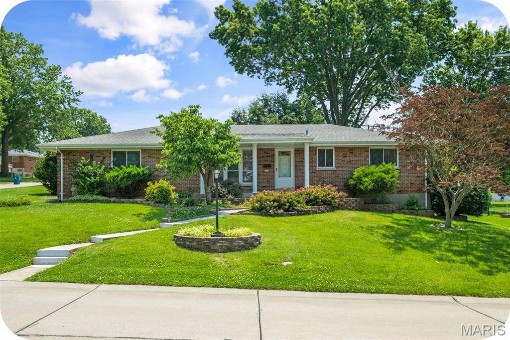 2210 Doran DR, Mehlville, MO 63125