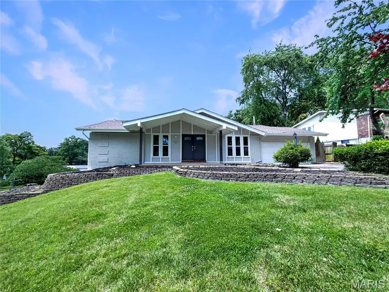 1631 Fairhills DR, St Louis, MO 63146