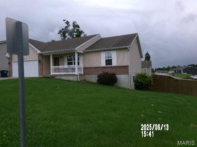 352 Cart Path LN, St Clair, MO 63077