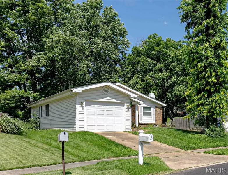 2675 Lindsay LN, Florissant, MO 63031